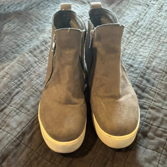 Soda Hidden Wedge Faux‎ Suede Sneaker Booties Size 7 - Picture 2 of 6